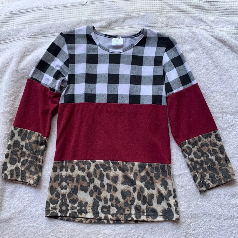 Girls long sleeve top. Size XL. (Fits like a 5/6).